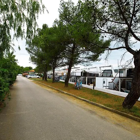 Categorical Floating House Daire