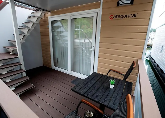 Categorical Floating House Daire