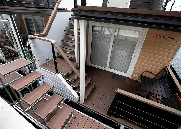 Categorical Floating House Daire