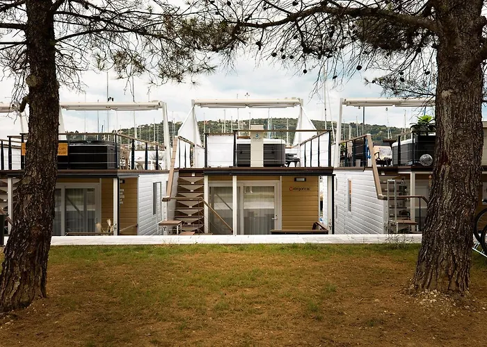 Categorical Floating House Daire