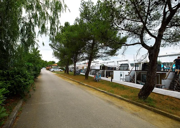 Categorical Floating House アパート